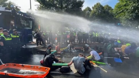 НЕМА ТОЛЕРАНЦИЈЕ ЗА БЛОКИРАЊЕ АУТО-ПУТА: Холандска полиција воденим топом растерала демонстранте (ВИДЕО)