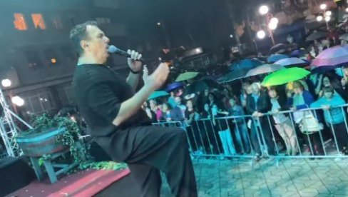ZAPEVAO U GRADU, U KOM JE SNIMIO PRVE HITOVE: Dragan Kojić Keba doveo atmosferu do usijanja  (FOTO/VIDEO)