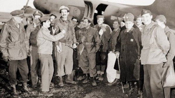 МОГ ОЦА ЈЕ СПАСЛО ХРАБРО СРПСКО СРЦЕ: Тед Бифилд, син америчког ваздухопловца Флојда обореног 1944, за Новости