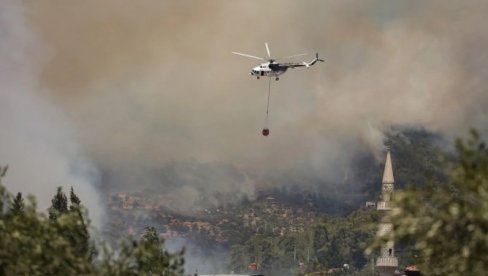 НЕСРЕЋА У ТУРСКОЈ: Хеликоптер који је гасио пожар у Измиру пао у резервоар са водом, трага се за три члана посаде