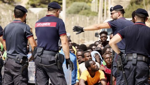 МИГРАНТСКА КРИЗА У ИТАЛИЈИ: Стиже на хиљаде људи, Макрон шаље француског министра полиције у помоћ премијерки Мелони