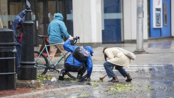 ЗБОГ ОЛУЈЕ ХИЉАДЕ ЉУДИ У САД И КАНАДИ БЕЗ СТРУЈЕ: Ветар чупао дрвеће, путеви поплављени, страдала једна особа