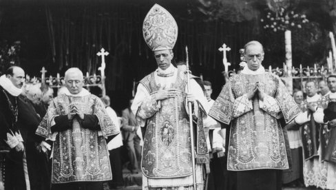 AMBICIOZNE PAPE UZDIGLE  FIRERA I DUČEA: Pre 95 godina osnovana je papska država Vatikan, čiji su poglavari podržali fašizam i nacizam