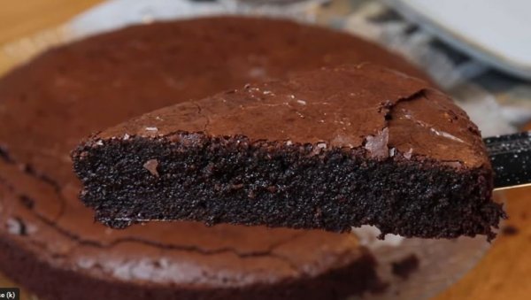 МЕКАНА ТОПЛА ТОРТА КОЈА СЕ ТОПИ У УСТИМА: Рецепт за најбољу и најбржу чоколадну торту долази из Шведске