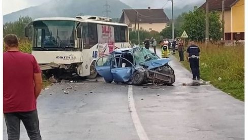 ТЕШКА САОБРАЋАЈНА НЕСРЕЋА КОД БАЈИНЕ БАШТЕ: Ауто се закуцао у аутобус - возило потпуно смрскано