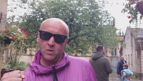 LEGENDA PARTIZANA BODRILA ZVEZDU: Saša Đani Ćurčić klicao Putinu usred Engleske, a ovako je hrabrio crveno-bele (VIDEO)