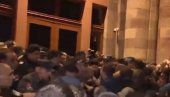 ХАОС У ЈЕРЕВАНУ: Сукоби полиције и демонстраната који покушавају да уђу у зграду Владе (ВИДЕО)