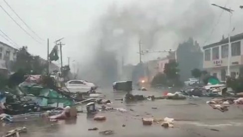 POGLEDAJTE SNIMKE RAZORNOG TORNADA U KINI: Najmanje 10 osoba poginulo, više stotina povređeno (VIDEO)