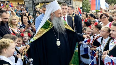 UZ PESMU I OSMEHE DOČEKALI PATRIJARHA PORFIRIJA: Poglavar Srpske pravoslavne crkve stigao u Zvornik (FOTO)