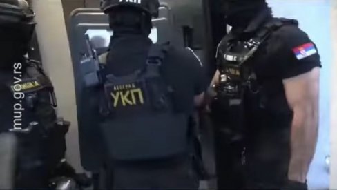 ZAPLENJENI NOVAC, AUTOMOBILI, SATOVI: Pogledajte akciju hapšenja narko-grupe koja je švercovala 324 kilograma kokaina (VIDEO)
