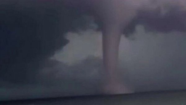 ВОДЕНИ ТОРНАДО У ИТАЛИЈИ: Београђанин се нашао у стравичној олуји у Тоскани