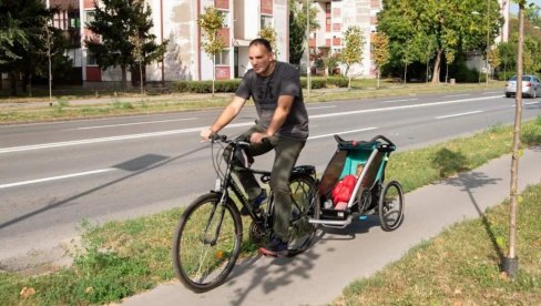 BICIKLOM PO TRADICIJI: Gradonačelnik Zrenjanina iskoristio lepo vreme za vožnju sa ćerkicom  (FOTO)