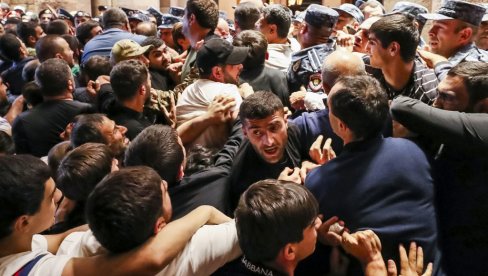 ТРАЖЕ ОСТАВКУ ПАШИЊАНА ЗБОГ НАГОРНО-КАРАБАХА: Полиција хапси демонстранте у Јеревану