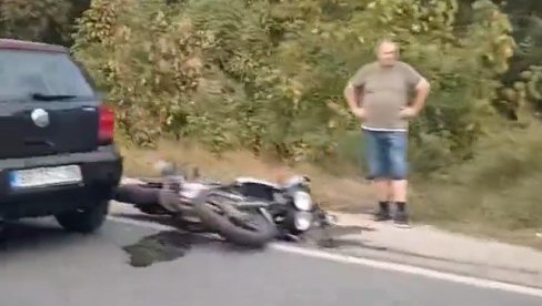 MOTOCIKLISTA UDARIO U SAOBRAĆAJNI ZNAK: Nesreća u Barajevu, muškarac prevezen na UKC (VIDEO)