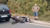 MOTOCIKLISTA UDARIO U SAOBRAĆAJNI ZNAK: Nesreća u Barajevu, muškarac prevezen na UKC (VIDEO)