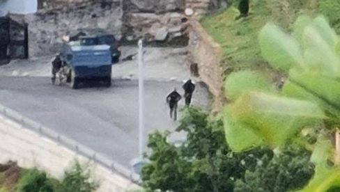 РОСУ ЈУРИША НА СВЕТИЊУ: Прва фотографија упада наоружаних специјалаца у манастир Бањска