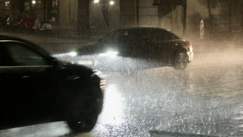 RHMZ IZDAO NOVO UPOZORENJE: Vozačima oprez tokom noći, kiša sutra u ovim predelima Srbije (FOTO)