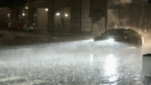 СНАЖНО НЕВРЕМЕ ПРЕТИ СРБИЈИ: РХМЗ се хитно огласио - Дуваће олујни ветар, огромна количина кише ће пасти у овим крајевима