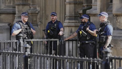 PUCAO U BIOSKOPU PRED RODITELJIMA I DECOM: Britanska policija elektrošokom savladala napadača