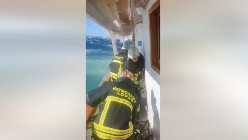 DRAMA NA JADRANSKOM MORU: Nasukao se brod pun turista, visoki talasi napravili haos (FOTO/VIDEO)