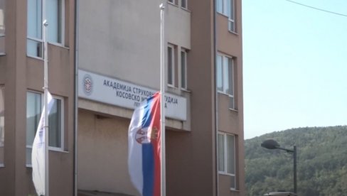 TUŽNI PRIZORI IZ LEPOSAVIĆA: Zastave na pola koplja, večeras paljenje sveća za tragično ubijene Srbe u Banjskoj (VIDEO)