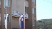 TUŽNI PRIZORI IZ LEPOSAVIĆA: Zastave na pola koplja, večeras palenje sveća za tragično ubijene Srbe u Banjskoj (VIDEO)