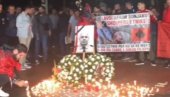 КРВ СЕ НЕ ПРАШТА: Језиве поруке Албанаца, славе убијеног полицајца уз заставе ОВК (ФОТО)