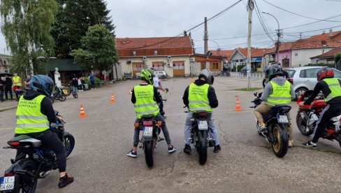 TRENING BEZBEDNE VOŽNJE: Saveti za motocikliste i mopediste u Leskovcu