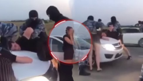 RUS NASMRT PREPLAŠIO DEVOJKU: Iz vozila poiskakali naoružani specijalci, a on klekao (VIDEO)