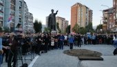 ТИШИНА, СУЗЕ И ЦРКВЕНА ЗВОНА: У Косовској Митровици Срби пале свеће за тројицу убијених сународника (ФОТО/ВИДЕО)