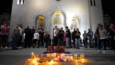 SVAKA SUZA BOGA MOLI, SVAKOG SRBINA DUŠA BOLI: Hiljade građana pred Hramom Svetog Save odaje počast Srbima ubijenim na KiM (FOTO)