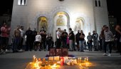 СВАКА СУЗА БОГА МОЛИ, СВАКОГ СРБИНА ДУША БОЛИ: Хиљаде грађана пред Храмом Светог Саве одаје почаст Србима убијеним на КиМ (ФОТО)