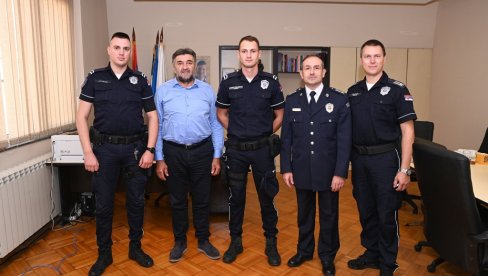 POMOGLI DA BEBA DOĐE DO BOLNICE: Prijem za hrabre policajce iz Borče