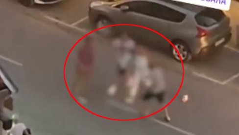 ŠOK SCENA U NOVOM SADU: Muškarci se potukli na ulici, a žena izvukla deblji kraj (VIDEO)