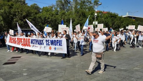 ВЕЋЕ ПЛАТЕ ИЛИ НОВИ ПРОТЕСТИ: Упозорење синдикалаца из јавног сектора у Бањалуци