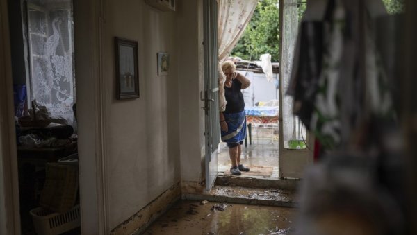 ЗА МАЊЕ ОД МЕСЕЦ ДАНА, ДВА ПУТА ОСТАЛИ БЕЗ СВЕГА: Тужне слике из Грчке, људи очајни, вода им све уништила (ФОТО)