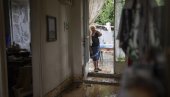 ЗА МАЊЕ ОД МЕСЕЦ ДАНА, ДВА ПУТА ОСТАЛИ БЕЗ СВЕГА: Тужне слике из Грчке, људи очајни, вода им све уништила (ФОТО)