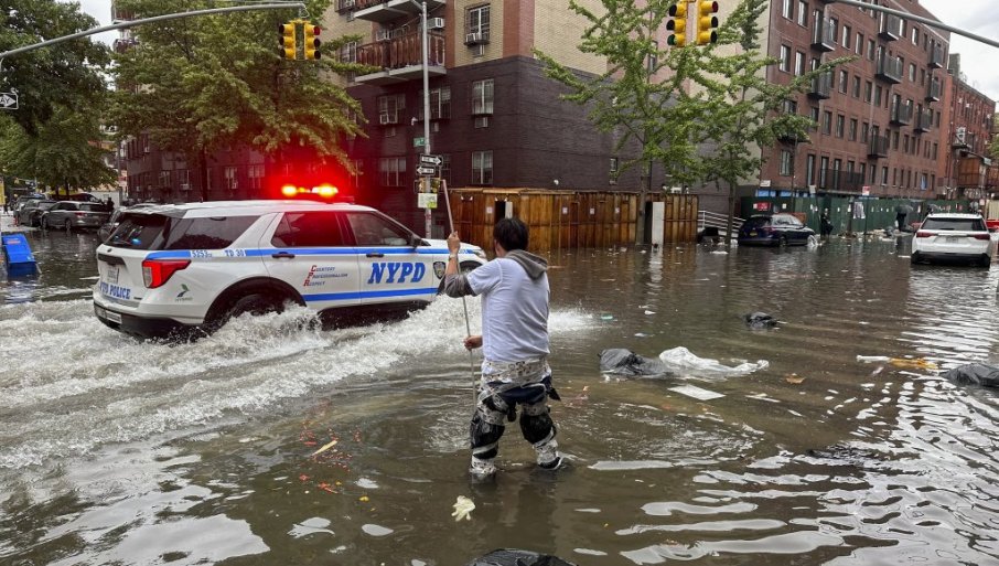 POTOP U NjUJORKU: Ulice poplavljene, grad u haosu proglašeno vanredno stanje zbog nevremena - "Ovo je oluja opasna po život" (VIDEO/FOTO)