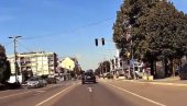 SNIMAK BAHATE VOŽNJE U INĐIJI: Automobilom prošao na crveno, tik ispred pešaka (VIDEO)