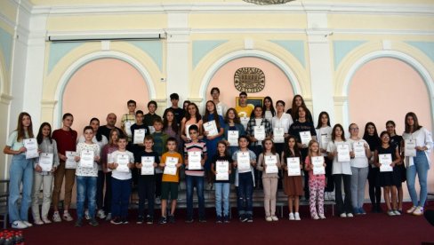 НАГРАДЕ ЗА 56 ЂАКА: Општина Неготин наградила најбоље основце и средњошколце