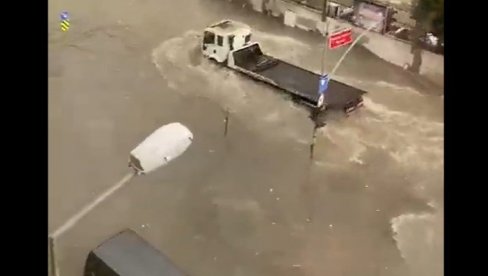 ULICE SE PRETVORILE U REKE, VODA NOSI SVE PRED SOBOM: Jezivi prizori u Istanbulu, poplave paralisale grad (VIDEO)