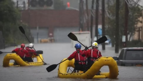 ЊУЈОРК ПОД ВОДОМ: Катастрофално невреме потопило град - излива се канализација, људи пливају по улицама (ВИДЕО)