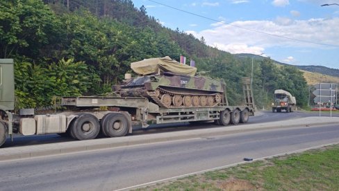 POGLEDAJTE: Borbena vozila Vojske Srbije kreću se ka unutrašnjosti centralne Srbije (VIDEO)