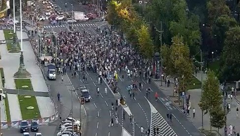 (UŽIVO) POČEO 22. PROTEST PROZAPADNE OPOZICIJE: Blokiran saobraćaj u centru Beograda (FOTO)