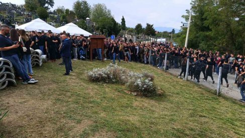 SUZA SUZU STIŽE: Kolona ljudi čeka da izjavi saučešće porodici ubijenog Stefana Nedeljkovića (FOTO)