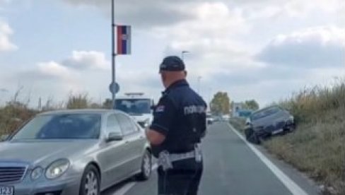 PRVI SNIMAK NESREĆE ACE LUKASA: Skupoceni Mercedes završio u kanalu (VIDEO)
