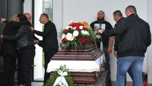 JECAJI BOLA PARALI NEBO: Ubijeni Stefan Nedeljković sahranjen u Vrnjačkoj Banji - Groblje malo da primi sve koji su došli da ga isprate (FOTO)