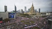 ВАРШАВА СЕ ДИГЛА НА НОГЕ: Хиљаде људи на улицама - Ово је знак поновног рођења Пољске (ФОТО)