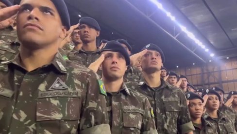 НЕСТВАРНА СЦЕНА: Војници НАТО поздравили химну Русије (ВИДЕО)