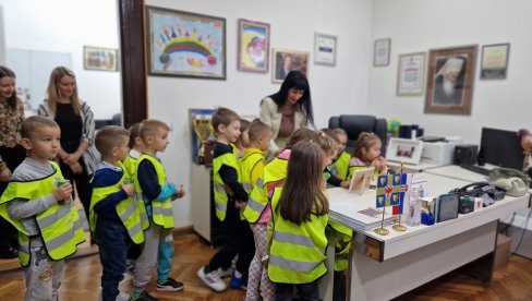 DEČIJA NEDELJA: Deca u kabinetu gradonačelnika Leskovca